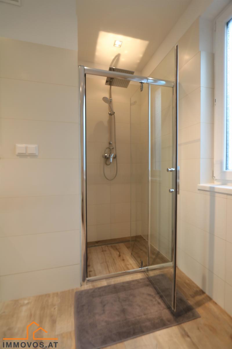 Dusche mit verfliestem Boden/Ablaufrinne