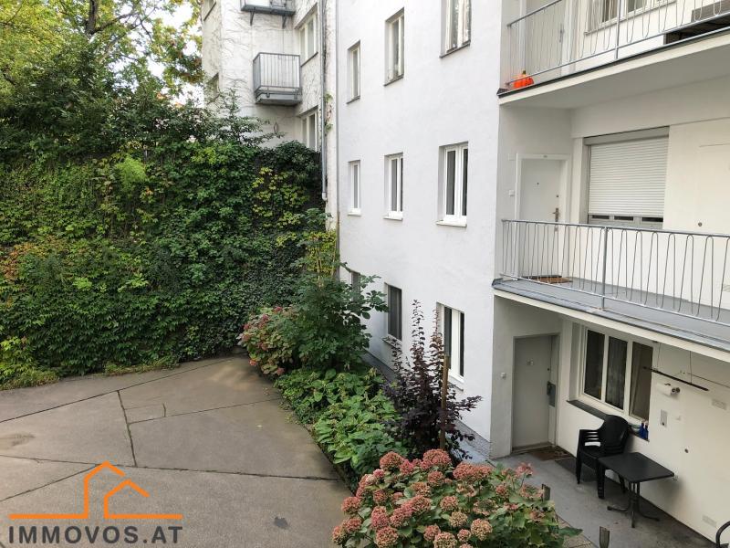 Zugang über den begrünten Innenhof