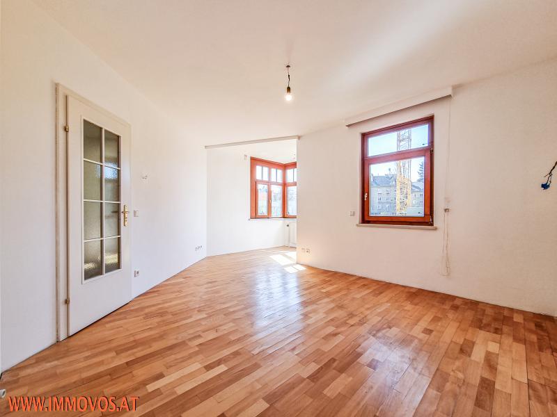 1. Schlafzimmer auf Ebene 2 mit Erker