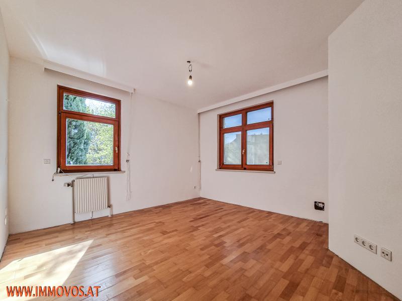 2. Schlafzimmer auf Ebene 2 mit Erker