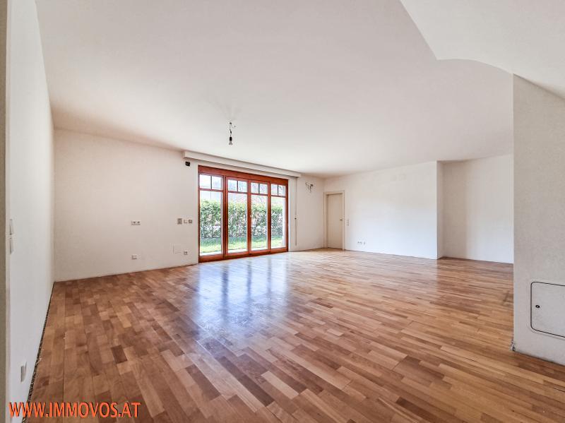 zentraler Wohnraum nebst Küche u. Zimmer