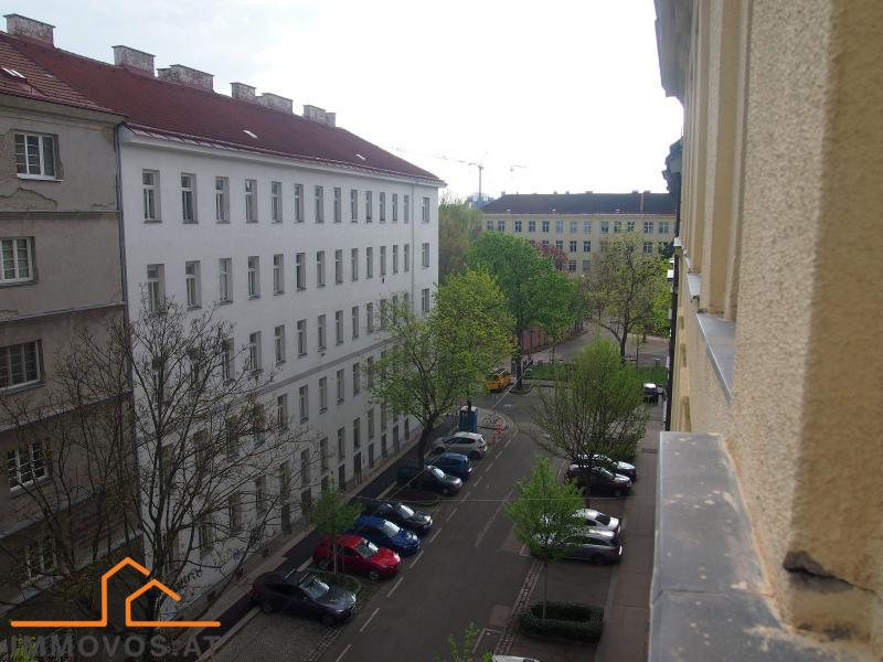 Zimmer links mit Tür ins Zimmer rechts.jpg