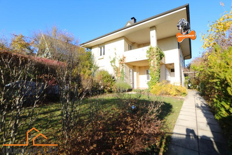 Einfamilienhaus eingebettet in den Garten