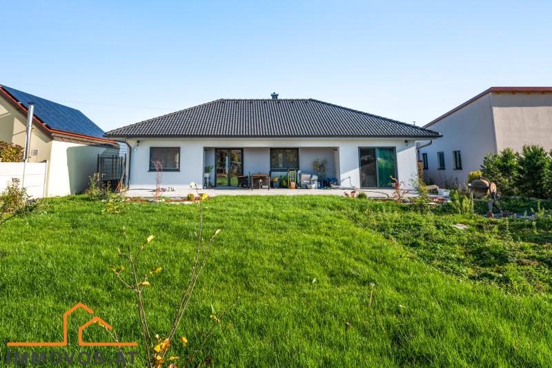 Fr&#252;hling im eigenen Garten + ein leistbarer Traum! Einfamilienhaus mit Top-Haustechnik + 3 Garagen - Einziehen und genie&#223;en! /  / 2143 Grokrut / Bild 1