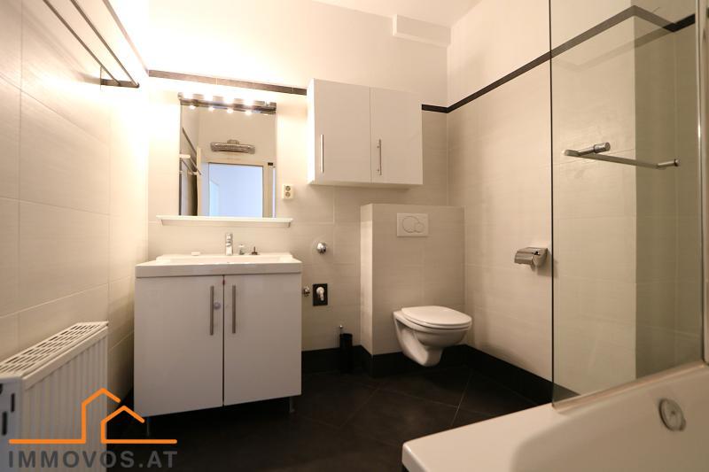 Bad mit Wanne u. 2. WC