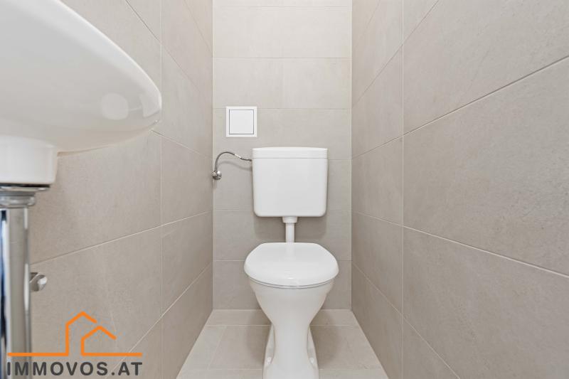 sep. WC mit Waschbecken gleich beim Eingang