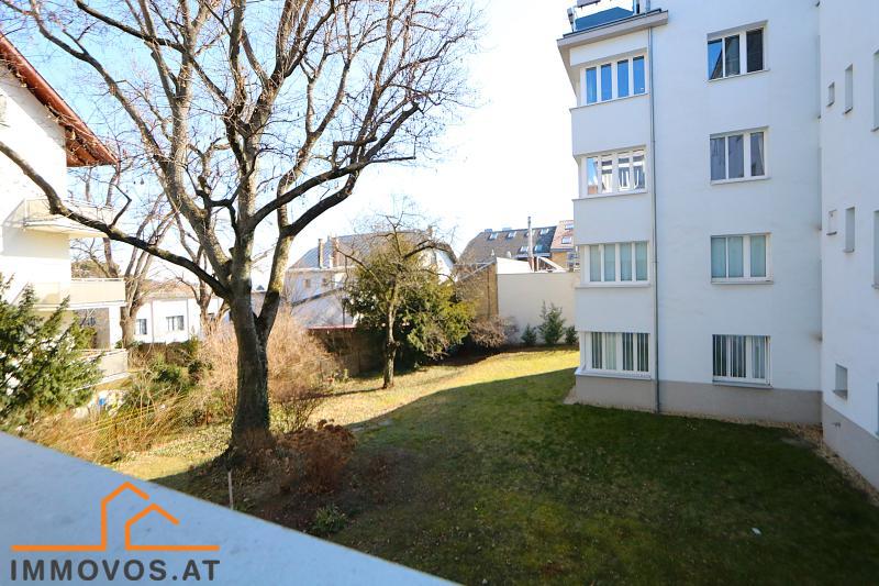 Blick aus dem Wohnraum auf den Garten