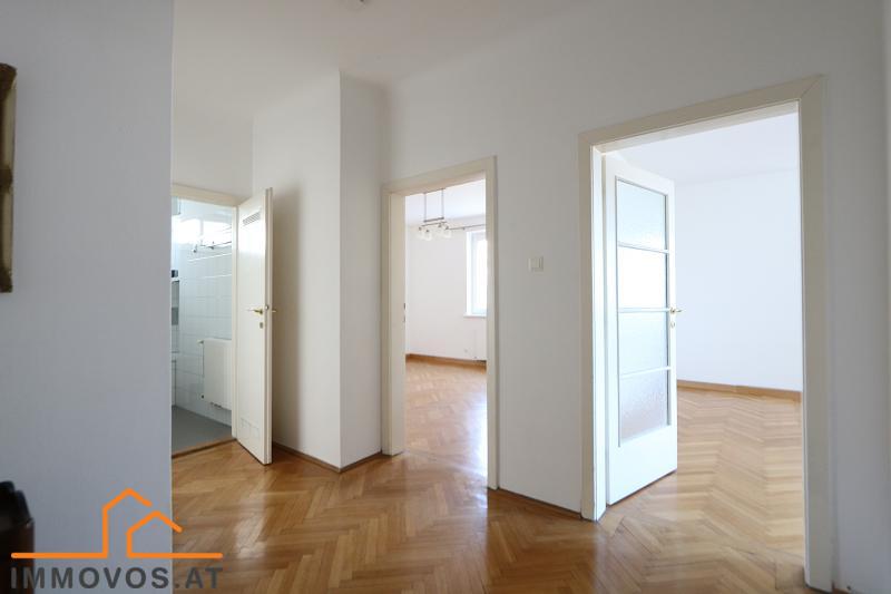 zentraler Zugang zu allen Räumen vom Vorraum aus