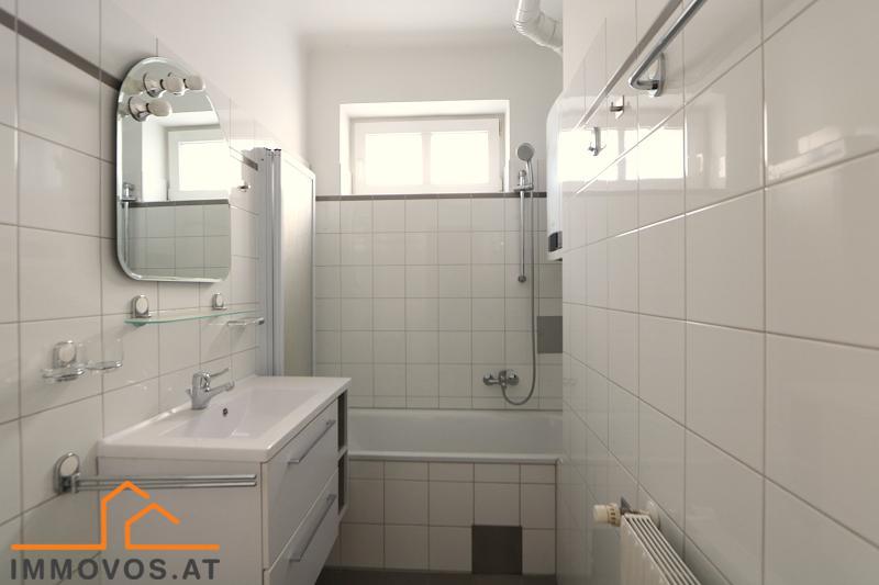 Bad mit Tageslicht u. Wanne