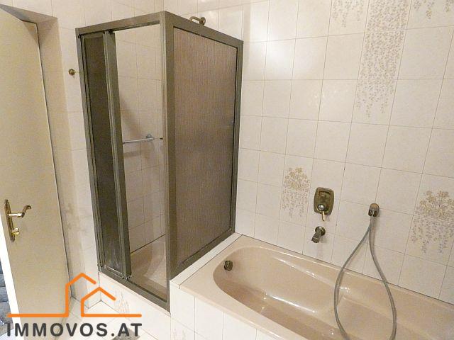 Bad mit Wanne und Dusche.jpg