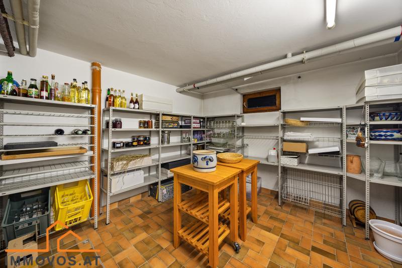 kühler Lagerraum mit Weinlager