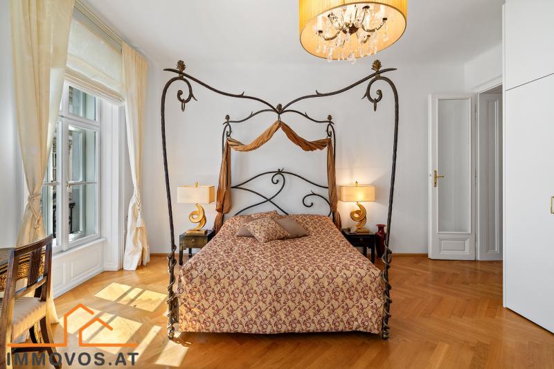 großzügiges Schlafzimmer mit Schrankverbau