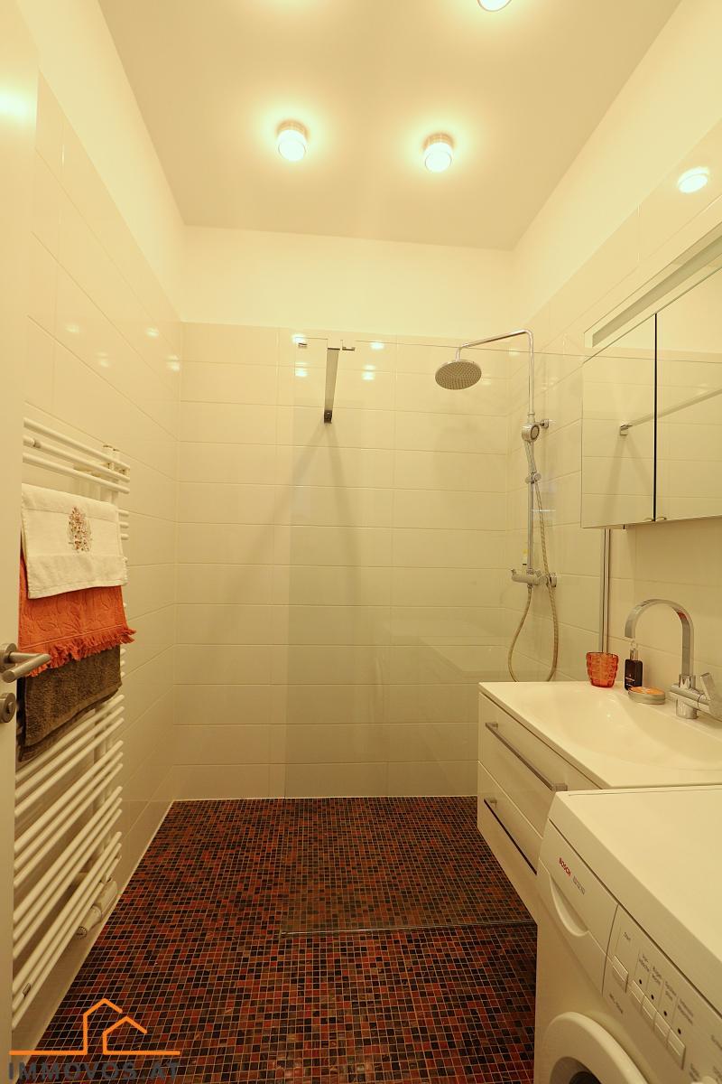 Bad mit bodenebener Dusche