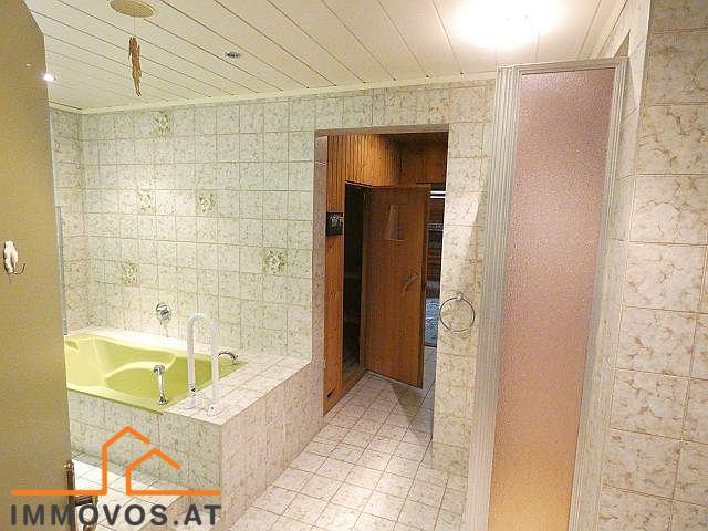 Badezimmer mit Korridor zur Sauna.jpg