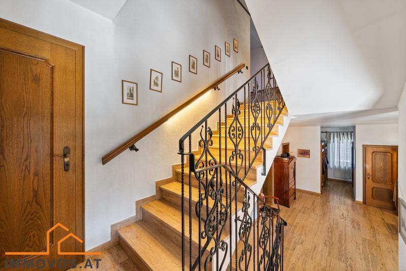 zentrale Stiege als Erschließung zu den Etagen