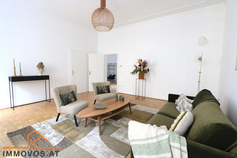 geräumiges Wohnzimmer