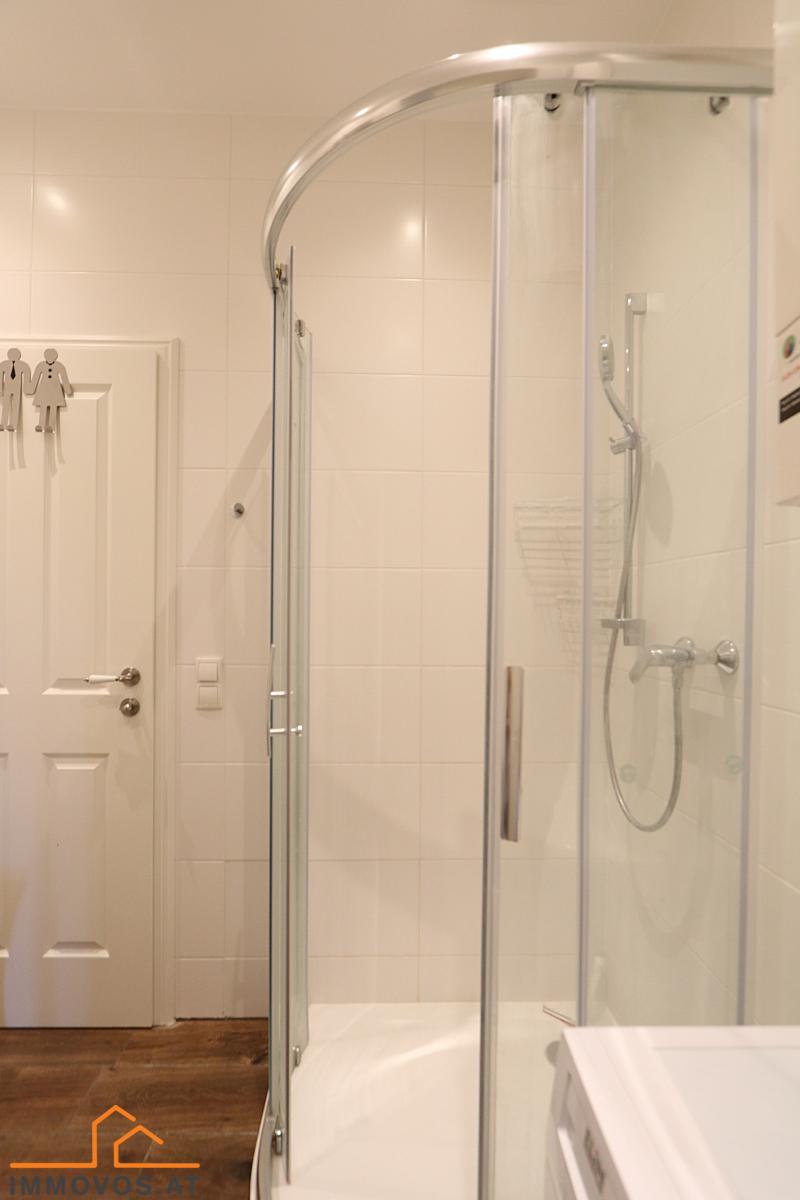 Dusche mit Verglasung bodeneben