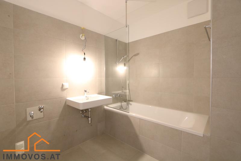 Bad mit Wanne u. Waschplatz