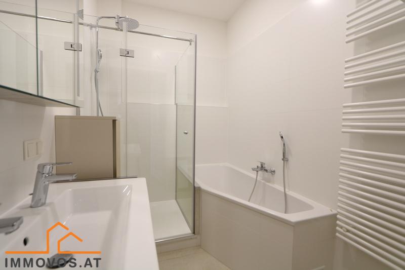 Bad mit Wanne und Dusche