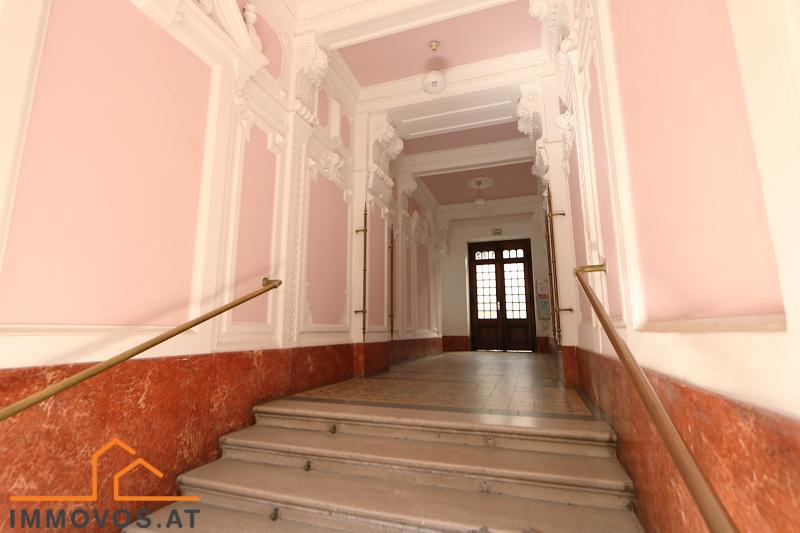 Zugang über einige Stufen nach dem Portal