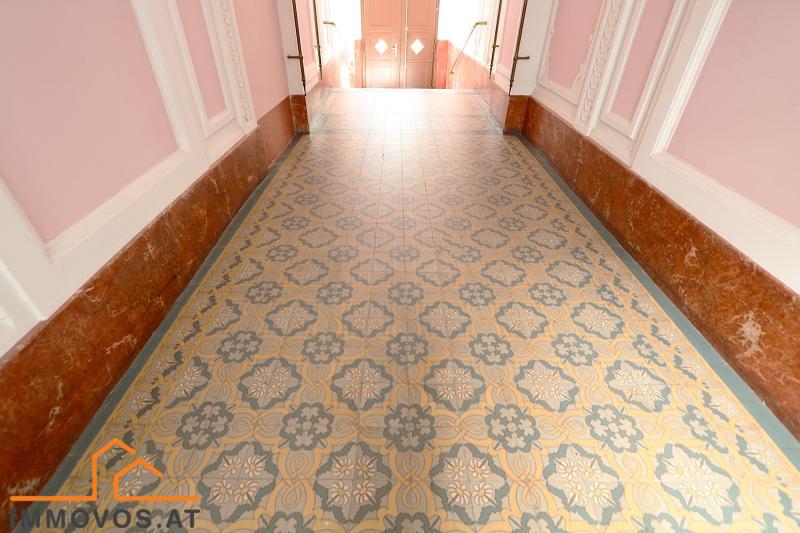 originale Jugendstil-Betonfliesen im Eingangsbereich