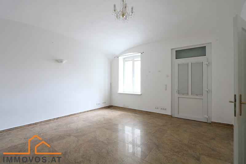 Raum 1 mit direktem Straßenzugang