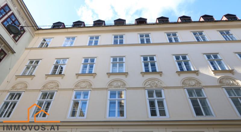 Fassade des Biedermeier-Gebäudes Fassade des Biedermeier-Gebäudes