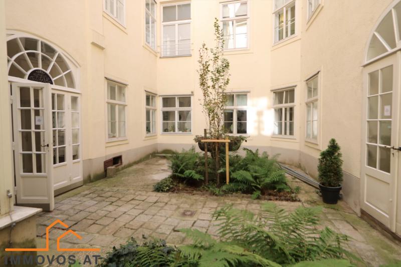 Blick in den Innenhof vor den Nebenräumen Blick in den Innenhof vor den Nebenräumen