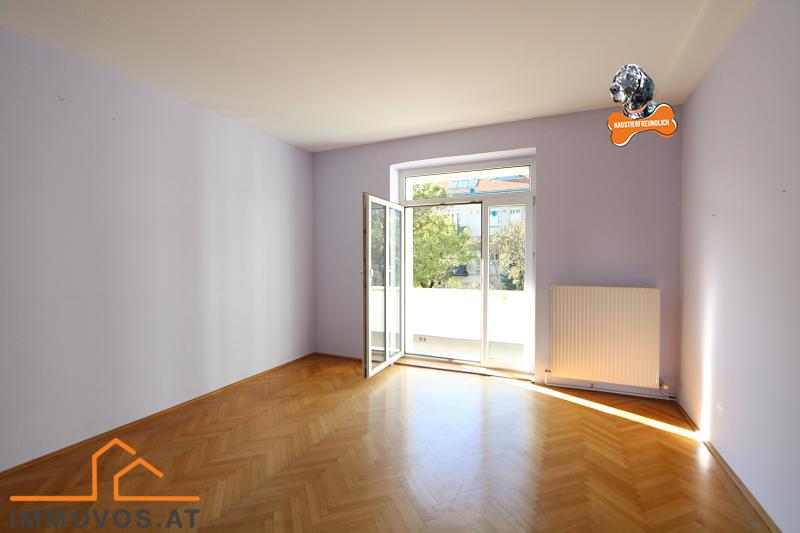 Wohnraum mit Balkonzugang