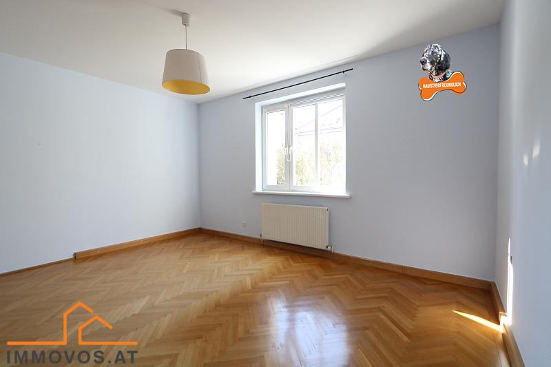 lichtdurchfluteter sonniger Raum