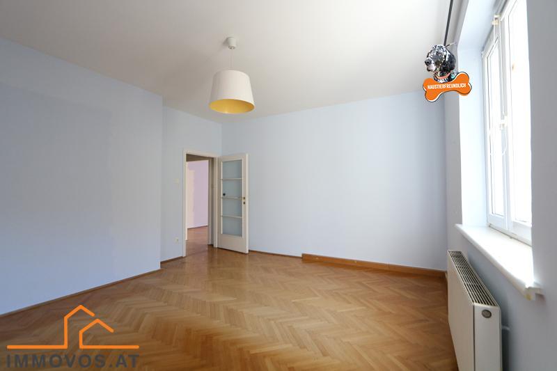 reichlich Platz für Schränke u. ein Kingsize-Bett