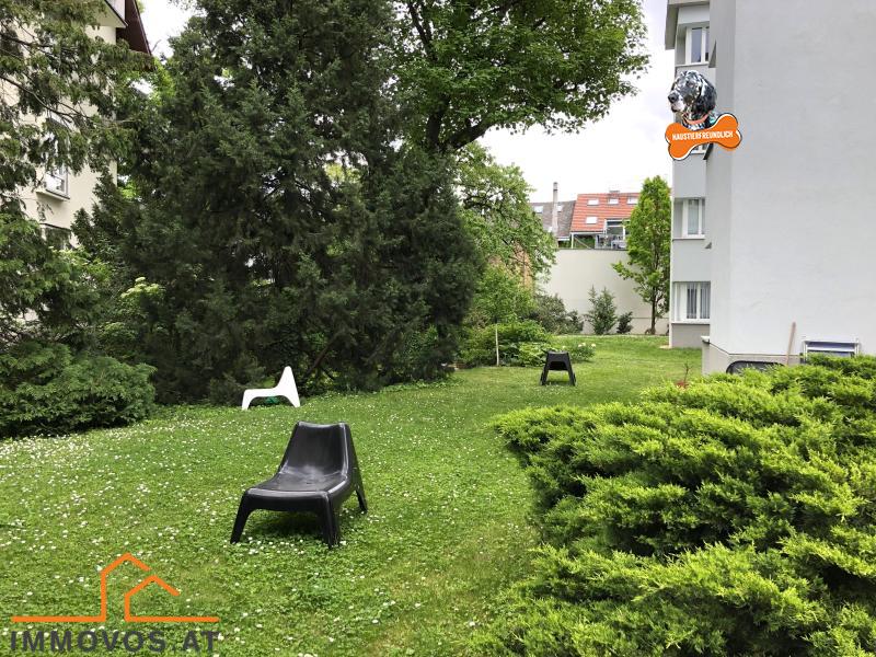 Gemeinschaftsgarten mit Sitzmöbeln