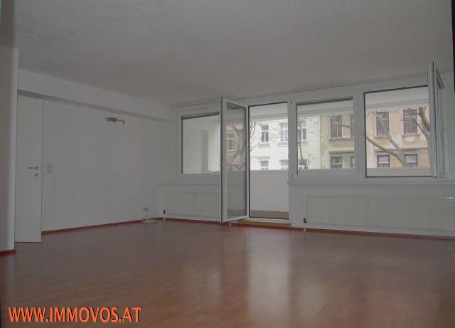 Wohnzimmer mit Ausgang zur Loggia