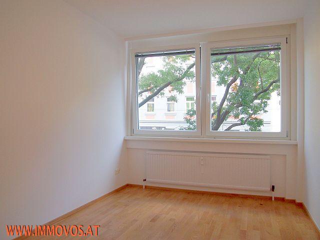 Schlafzimmer 1 bereits mit neuem Parkett