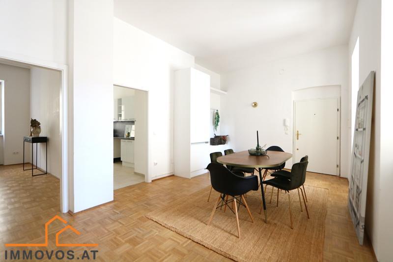 Essgruppe im zentralen Eingangsbereich