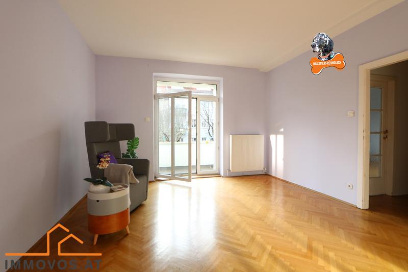 sonniger Wohnraum mit Balkonzugang