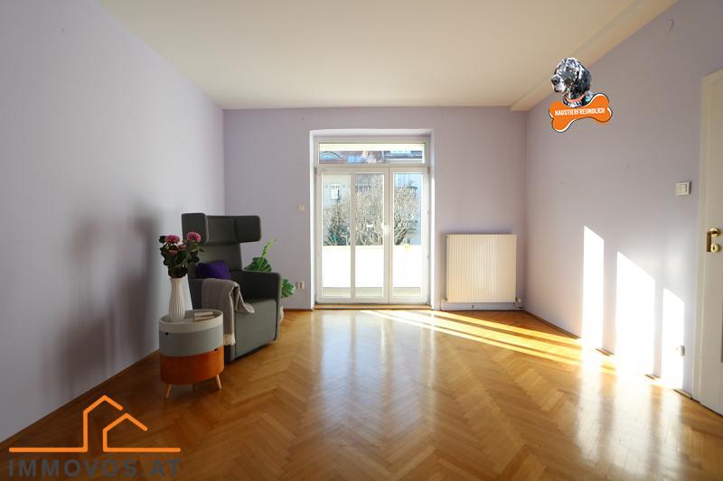 Wohnraum mit Balkonzugang