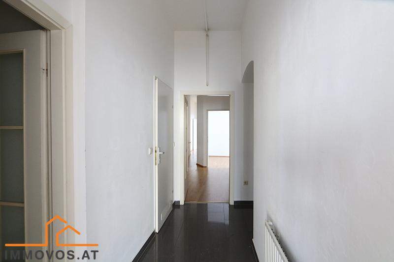 Eingangsbereich mit zentralem Gang
