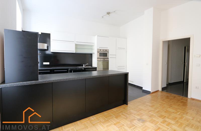 voll ausgestattete Küche mit Insel-Lösung