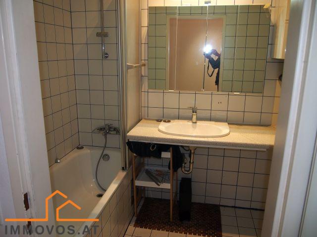 Badezimmer Ansicht mit Wanne.jpg