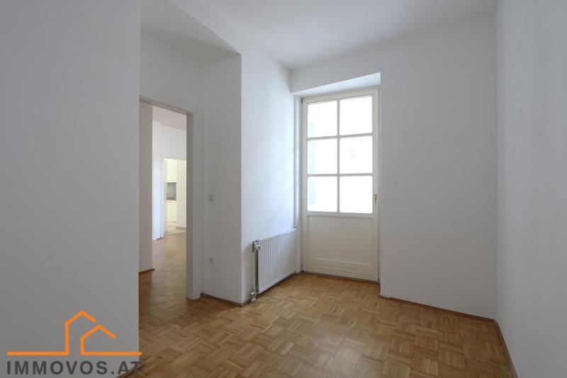 Kabinett mit Zugang zum Balkon