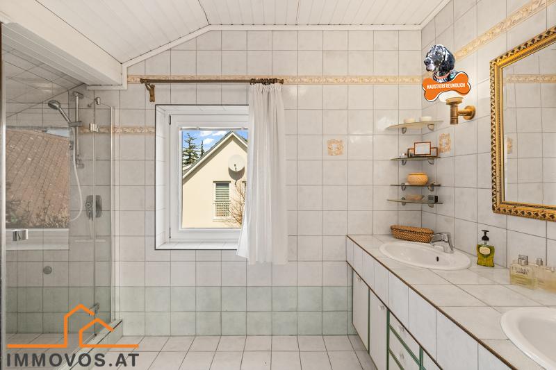 großes Bad mit Wanne im 1. OG