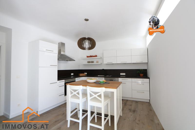 offene Einbauküche mit Insel als Sitzplatz