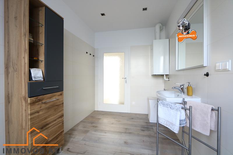 großzügiges Bad mit Waschplatz u. Dusche