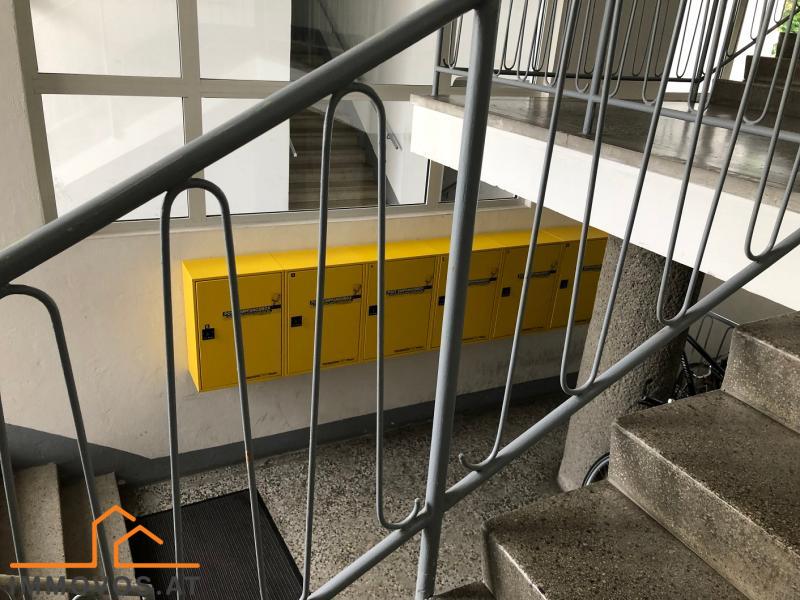 mehrere Postboxen im Eingangsbereich