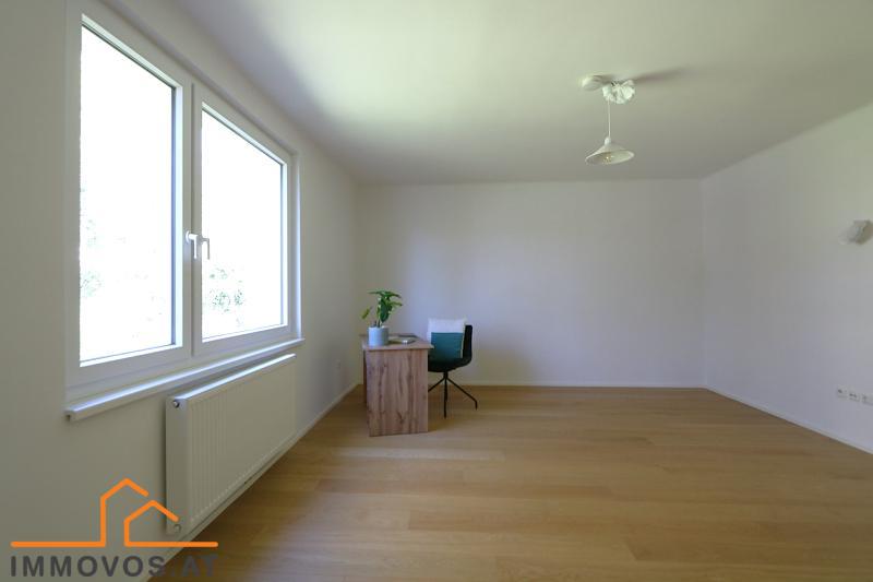 viel Platz für eine Sofa-Ecke + Regale