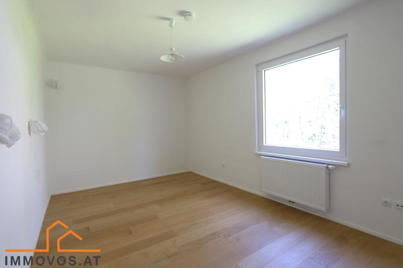 Der Schlafraum erlaubt ein Bett in beide Richtungen zu platzieren.