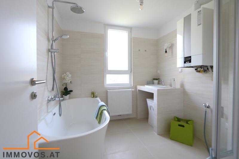 Bad mit Wanne und Dusche