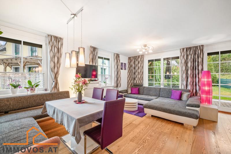 Platz für Esstisch und eine Sofa-Landschaft