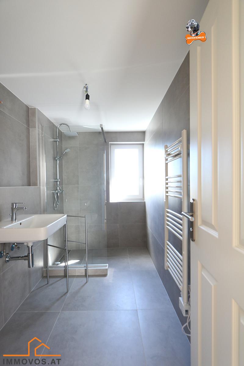 Das Bad trennt die beiden Zimmer.